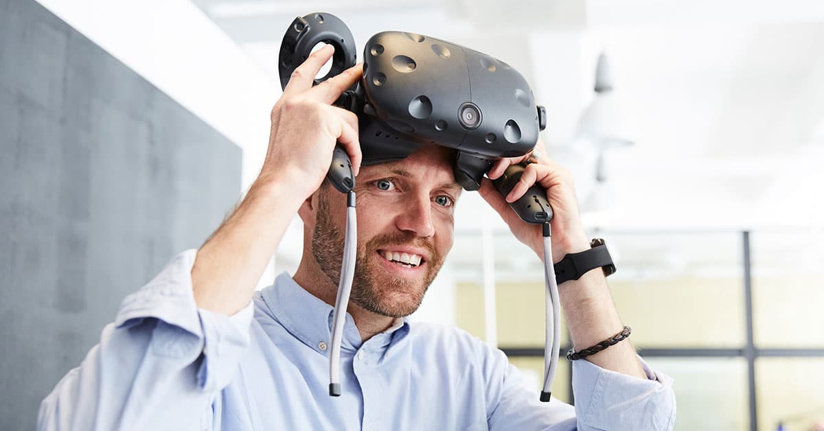 Mann med VR-briller